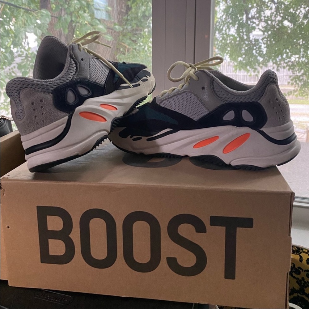 Yeezy Boost Wave Runner size 7. EU 40. W 8.5/9. Very lightly worn 3x. $300 OBO